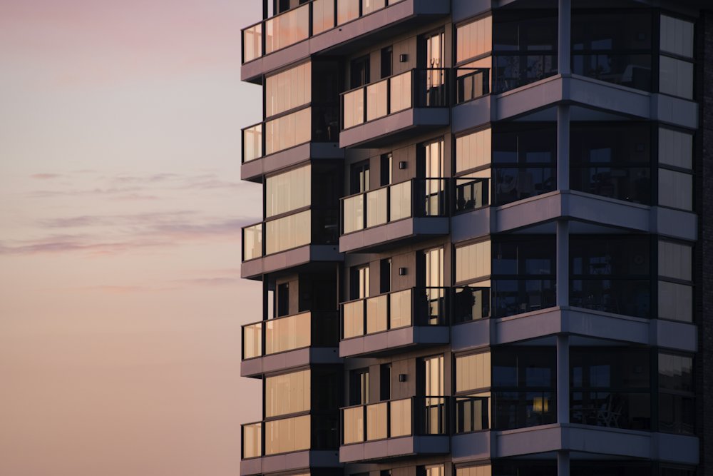 Edificio de departamentos al atardecer