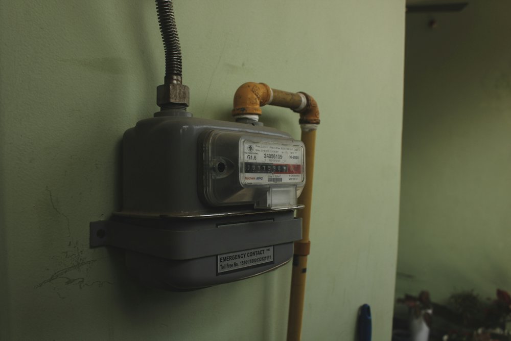 Medidor de gas con su lectura, instalado en muro