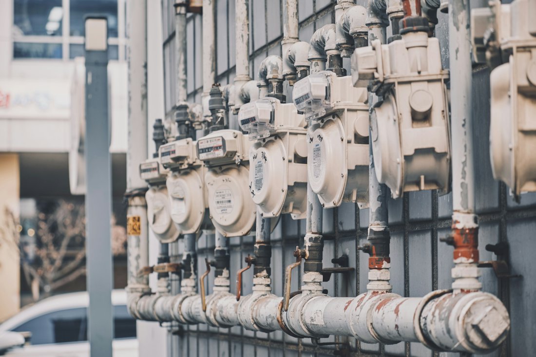 Batería de medidores de gas individuales en la fachada de un edificio