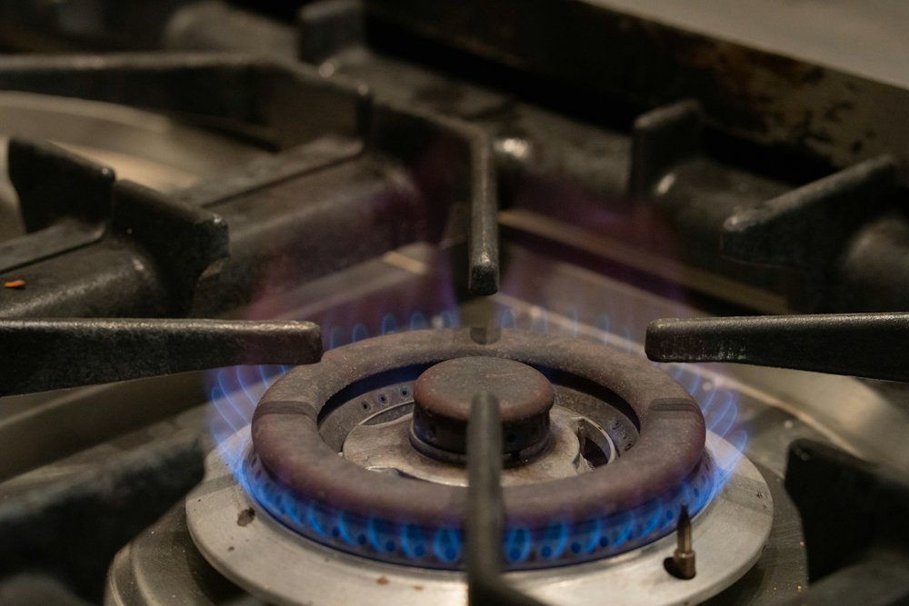 Quemador de estufa industrial encendido en una cocina profesional