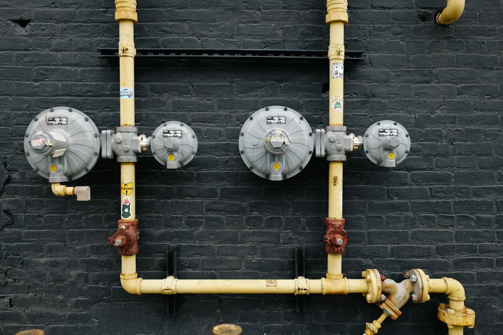 Reguladores y tubería de Gas L.P. montados en un muro