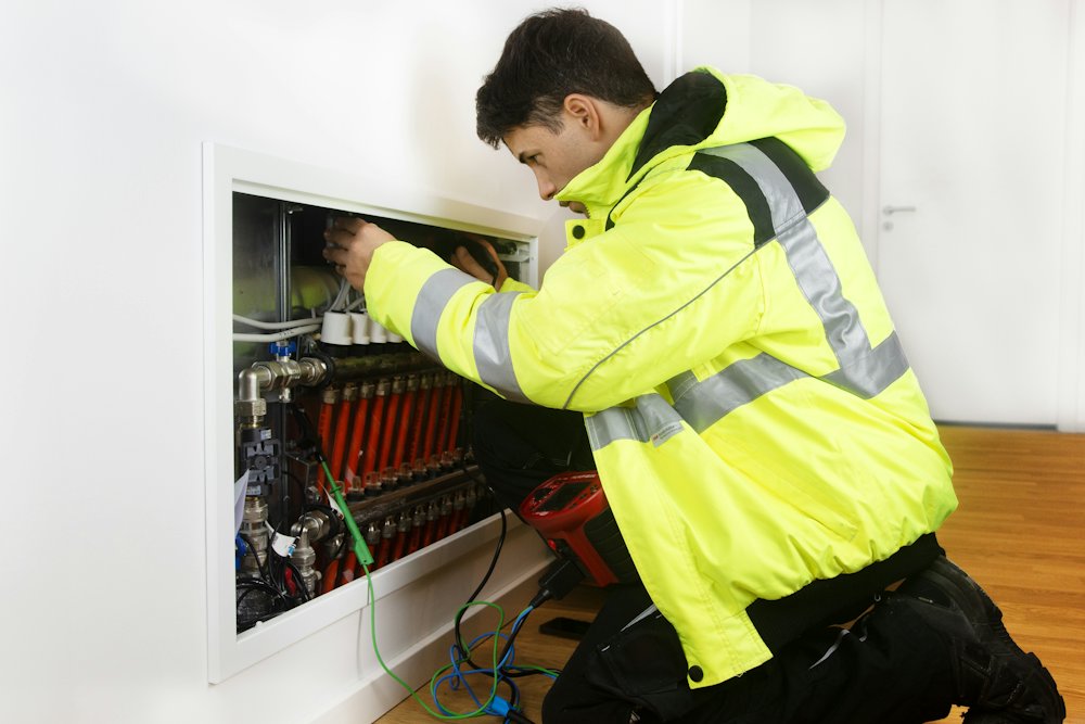 Técnico realizando mantenimiento a una instalación