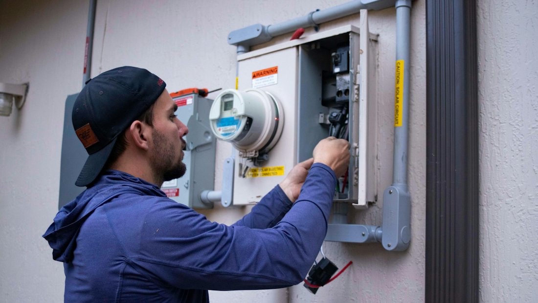 Técnico revisando un medidor en la instalación de un inmueble