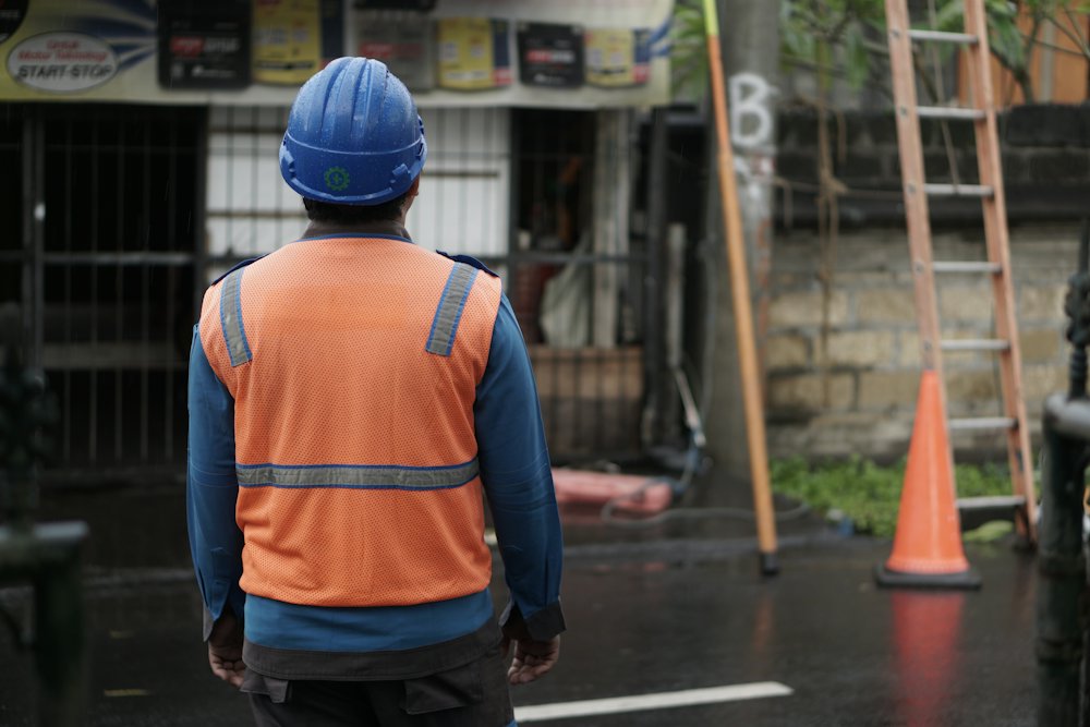 Técnico con casco y chaleco de seguridad atendiendo un servicio